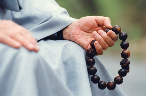 A Buddhist monk holds prayer beads [JOONGANG ILBO]