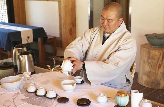 A buddhist monk pours tea for temple stay guests at Daeheung Temple in Hanam County, South Jeolla. [JOONGANG ILBO]