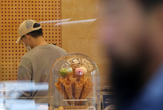 A part-time employee is seen at a cafe in Seoul on Oct. 28, 2024. [NEWS1]