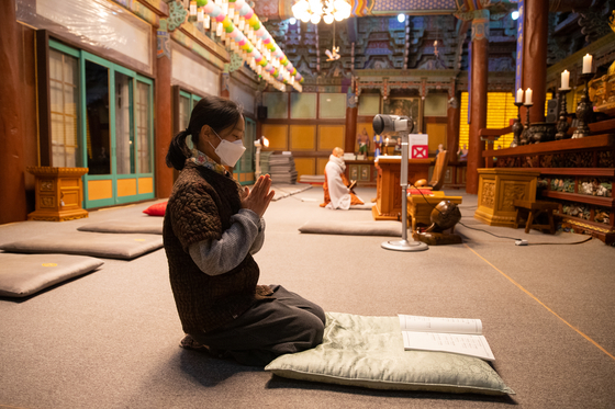 A Buddhist practitioner prays at Baekyang Temple in Jangseong County, South Jeolla. [JOONGANG ILBO]