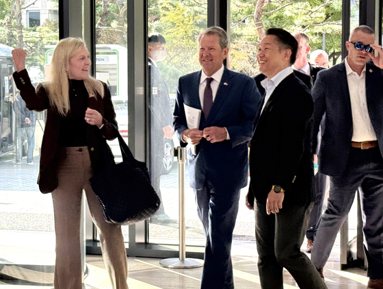 Gov. Brian Kemp, second from left, of the U.S. state of Georgia visits SK On's headquarters in central Seoul on Oct. 24. [YONHAP]