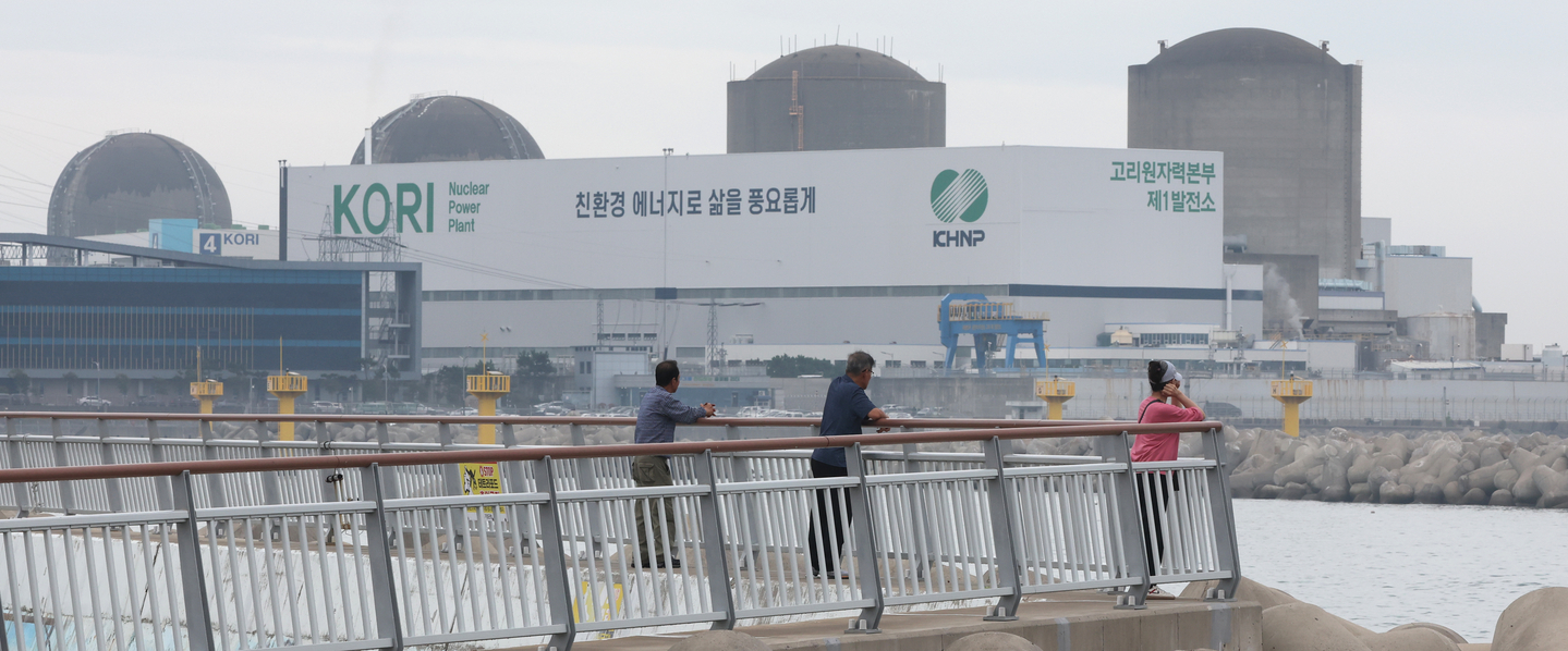 A view of the Kori-2 nuclear reactor (second from right) seen from Wolnae in Jangan-eup, Gijang County, Busan, on Sept. 25. [YONHAP]