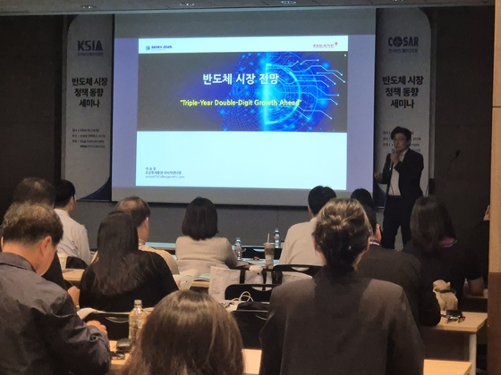 Lee Seung-woo, head of research at Eugene Investment & Securities, delivers a keynote speech at a session of SEDEX 2025, a semiconductor exhibition held at Coex in Gangnam District, southern Seoul, on Oct. 23. [YI WOO-LIM]