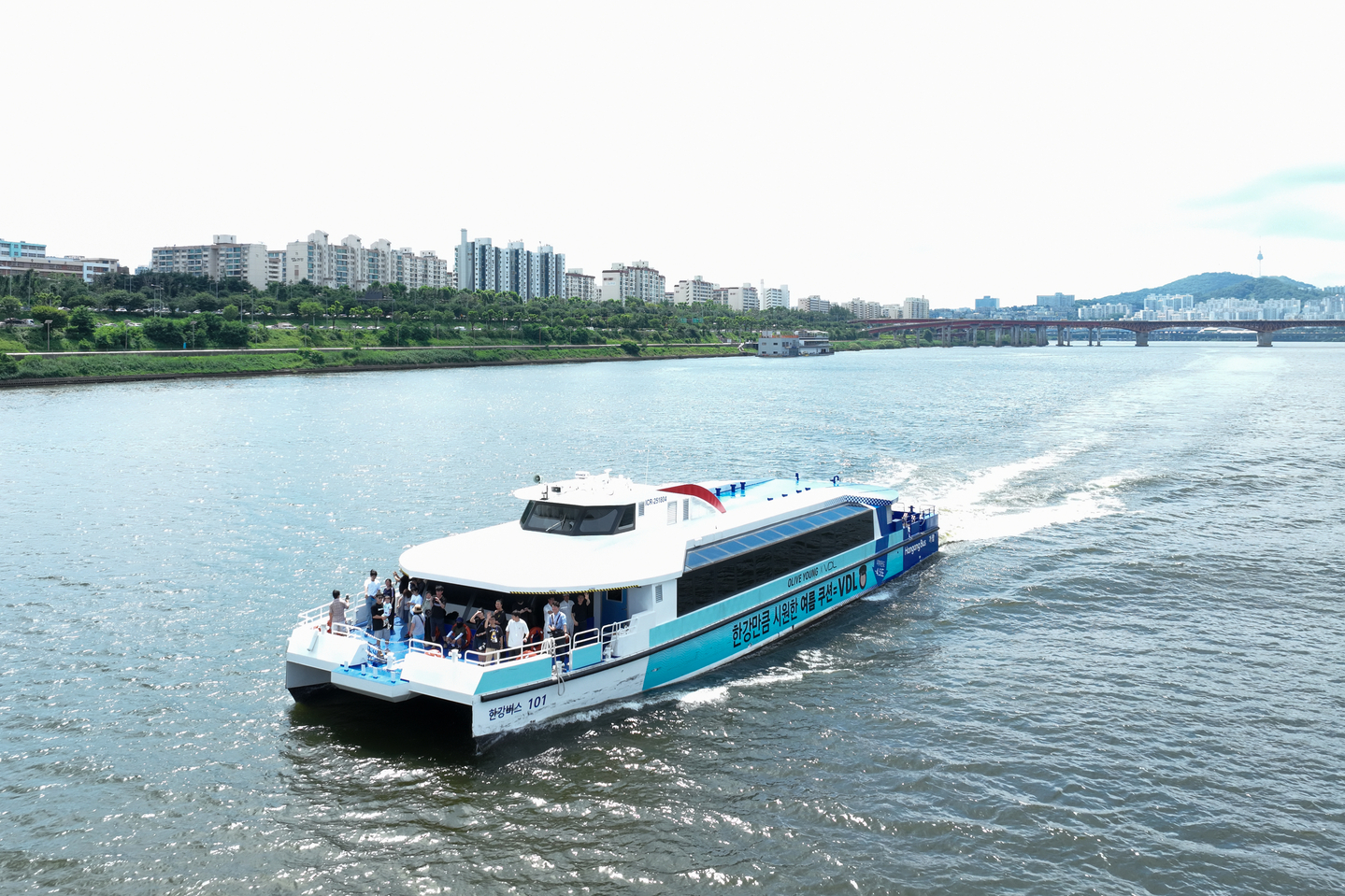 A Hangang Bus operates near Yeongdong Bridge in Seoul on July 1, the first day of its trial service. [YONHAP]