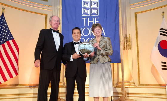 Posco Group Chairman Chang In-hwa, center, poses with Thomas Byrne, left, president of The Korea Society, and Kathleen Stephens, chair of the Board of The Korea Society, after receiving the 2025 Van Fleet Award at The Korea Society’s annual dinner held at The Plaza Hotel in New York on Oct. 23. [POSCO]