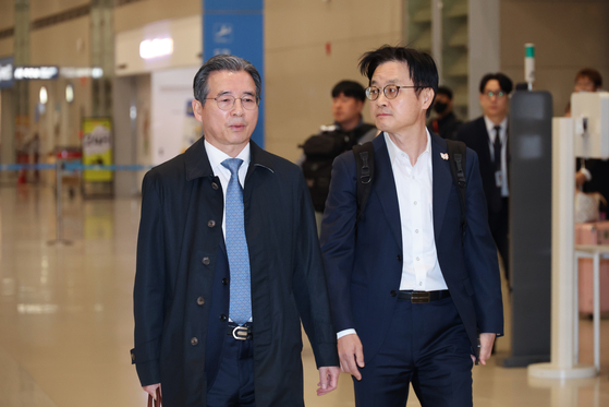 Presidential Director of National Policy Kim Yong-beom, left, and Industry Minister Kim Jung-kwan return to Korea through Incheon International Airport after completing additional discussions on Korea-U.S. tariff negotiations on Oct. 24. [YONHAP]
