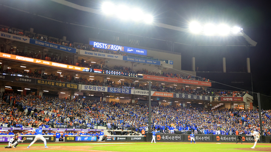 The photo shows a scene of sold-out game at Daejeon Hanwha Life Ballpark on Oct. 24. [NEWS1] 