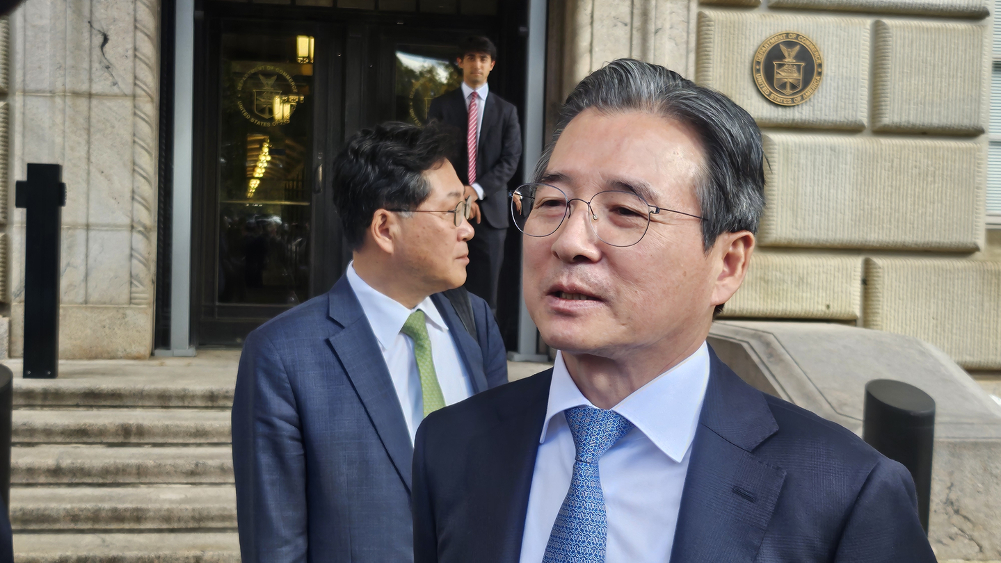 Kim Yong-beom, Korea's presidential policy director, speaks with reporters after a round of trade negotiations with U.S. Commerce Secretary Howard Lutnick in Washington on Oct. 22. [KANG TAE-HWA]
