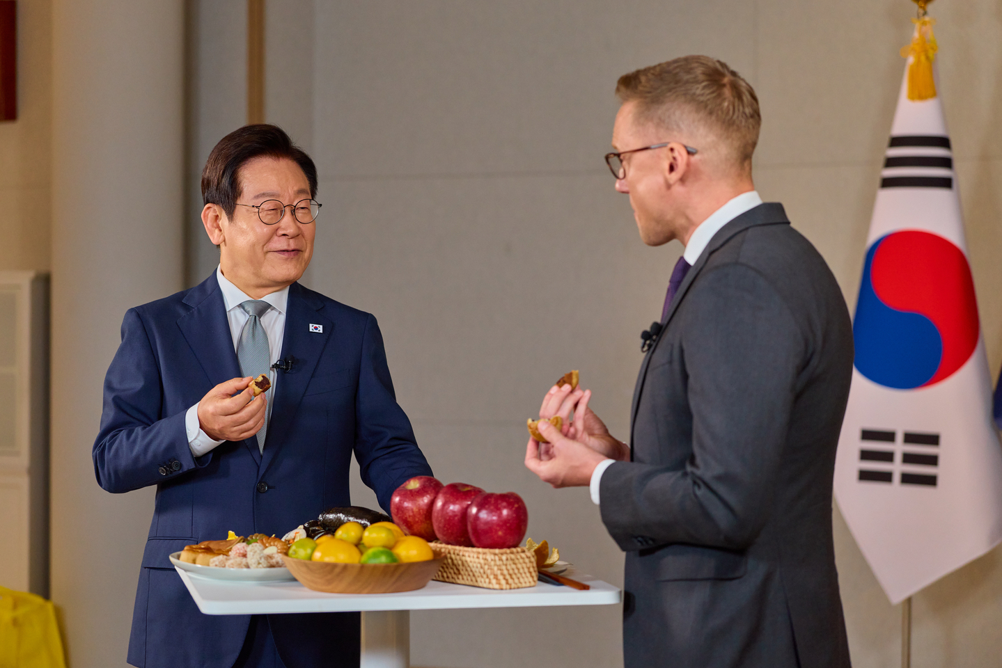 President Lee Jae Myung, left, talks during an interview with a reporter from CNN on Oct. 22. The photo was released by the Korean presidential office on Oct. 25. [PRESIDENTIAL OFFICE] 