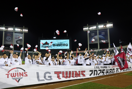 LG Twins baseball players celebrate winning the regular season at Jamsil Baseball Stadium in southern Seoul on Oct. 1. [NEWS1]