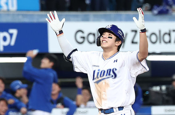 Samsung Lions infielder Kim Young-woong celebrates after hitting a home run during Game 4 of the second round of KBO playoffs at Daegu Samsung Lions Park in Daegu on Oct. 22. [NEWS1]