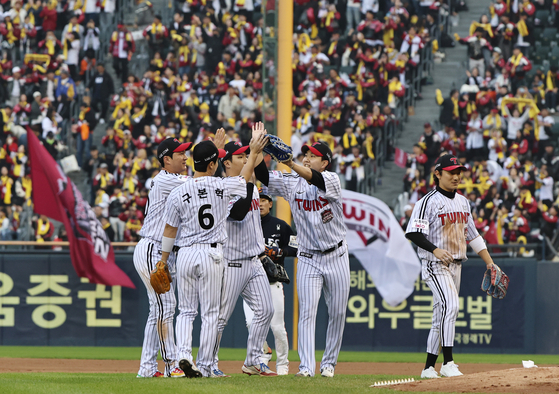 LG Twins players celebrate their 8–2 victory over the Hanwha Eagles in Game 1 of the 2025 Shinhan SOL Bank KBO Postseason Korean Series at Jamsil Baseball Stadium in Seoul on Oct. 26. [NEWS1]