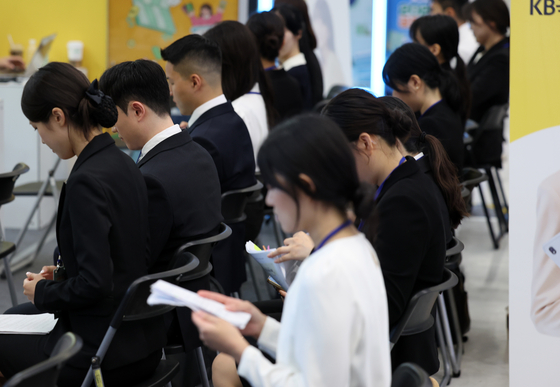 Job seekers wait for on-site interviews and employment consultations at a job fair held at Dongdaemun Design Plaza in Jung District, central Seoul on Aug. 20. [YONHAP] 
