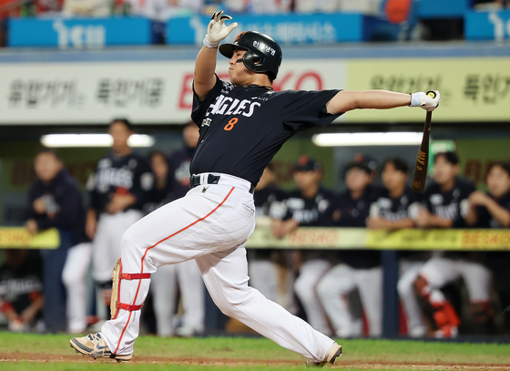 Hanwha Eagles infielder Roh Si-hwan hits a home run during Game 3 of the KBO playoffs against the Samsung Lions at Daegu Samsung Lions Park in Daegu on Oct. 21. [NEWS1]
