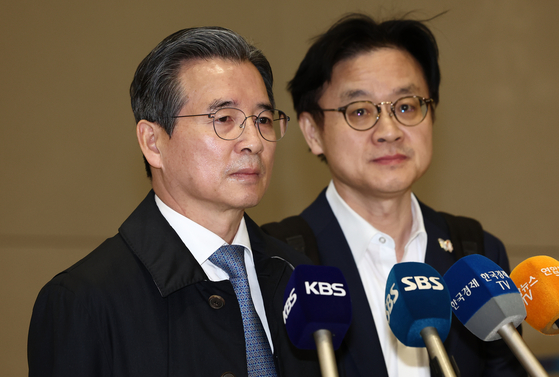 Kim Yong-beom, presidential chief of staff for policy, left, and Industry Minister Kim Jung-kwan listen to questions from reporters at Incheon International Airport Terminal 2 early Oct. 24 after returning from the United States following additional discussions on Korea-U.S. tariff negotiations. [NEWS1] 
