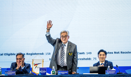 World Taekwondo (WT) President Choue Chung-won waves to the audience after being re-elected unopposed on Oct. 23 at the WT General Assembly in Wuxi, Jiangsu Province, China. [WORLD TAEKWONDO] 