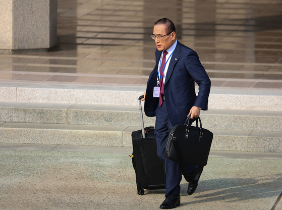 National Security Adviser Wi Sung-lac, heads toward the presidential jet at Seoul Air Base in Seongnam on Oct. 26 as he accompanies President Lee Jae Myung on his trip to Malaysia for the Asean summit. [YONHAP]