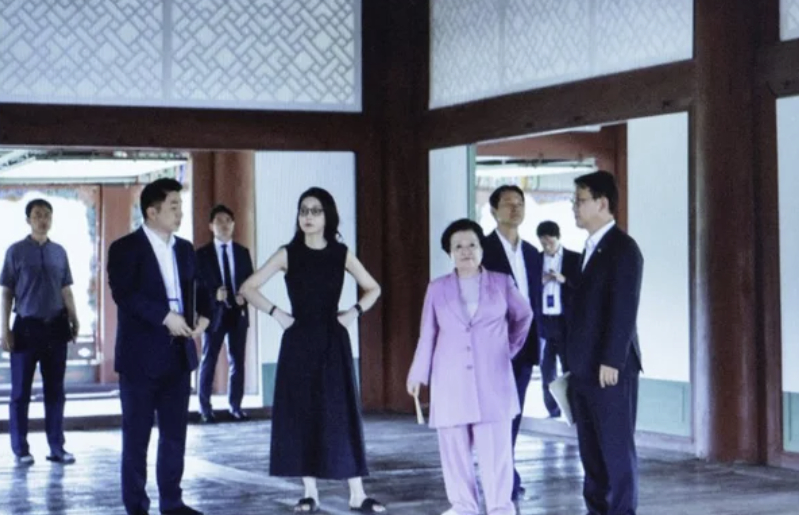 Former first lady Kim Keon Hee is seen wearing a black dress and slippers in a photo taken during her visit to Gyeongbok Palace in central Seoul in September 2023. [NEWS1]