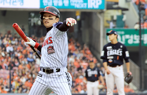 Park Hae-min of the Twins celebrates after hitting a home run in the bottom of the fifth inning during Game 1 of the 2025 Korean Series between the Eagles and the Twins at Jamsil Baseball Stadium in Seoul on Oct. 26. [NEWS1]