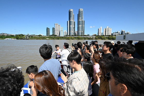 Citizens wait in line to ride a Hangang bus from Jamsil on Sept. 21. [NEWS1]