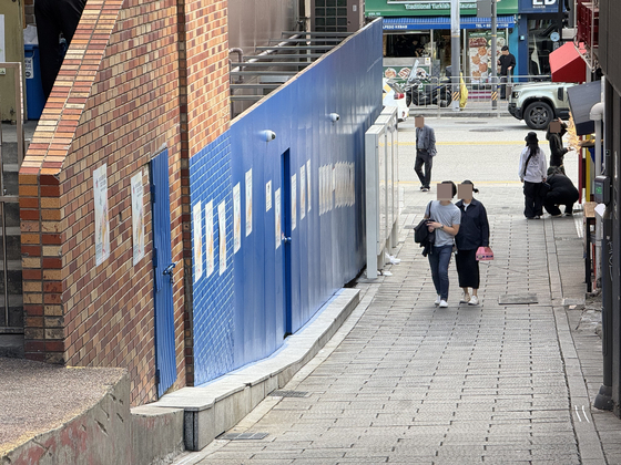 Visitors look around the Oct. 29 Memorial Alley in Itaewon, Yongsan District, central Seoul on Oct. 24. [IM SOUNG-BIN]