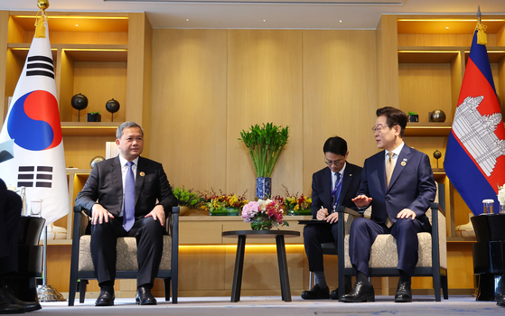 President Lee Jae Myung, right, and Cambodian Prime Minister Hun Manet hold a bilateral summit in Kuala Lumpur, Malaysia, on the margins of the Asean summit. [JOINT PRESS CORPS]