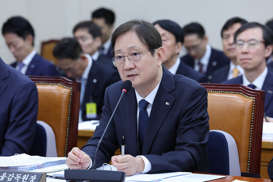 Lee Chan-jin, governor of the Financial Supervisory Service (FSS), answers questions from lawmakers during a parliamentary audit held at the National Assembly, western Seoul, on Oct. 27. [LIM HYUN-DONG]