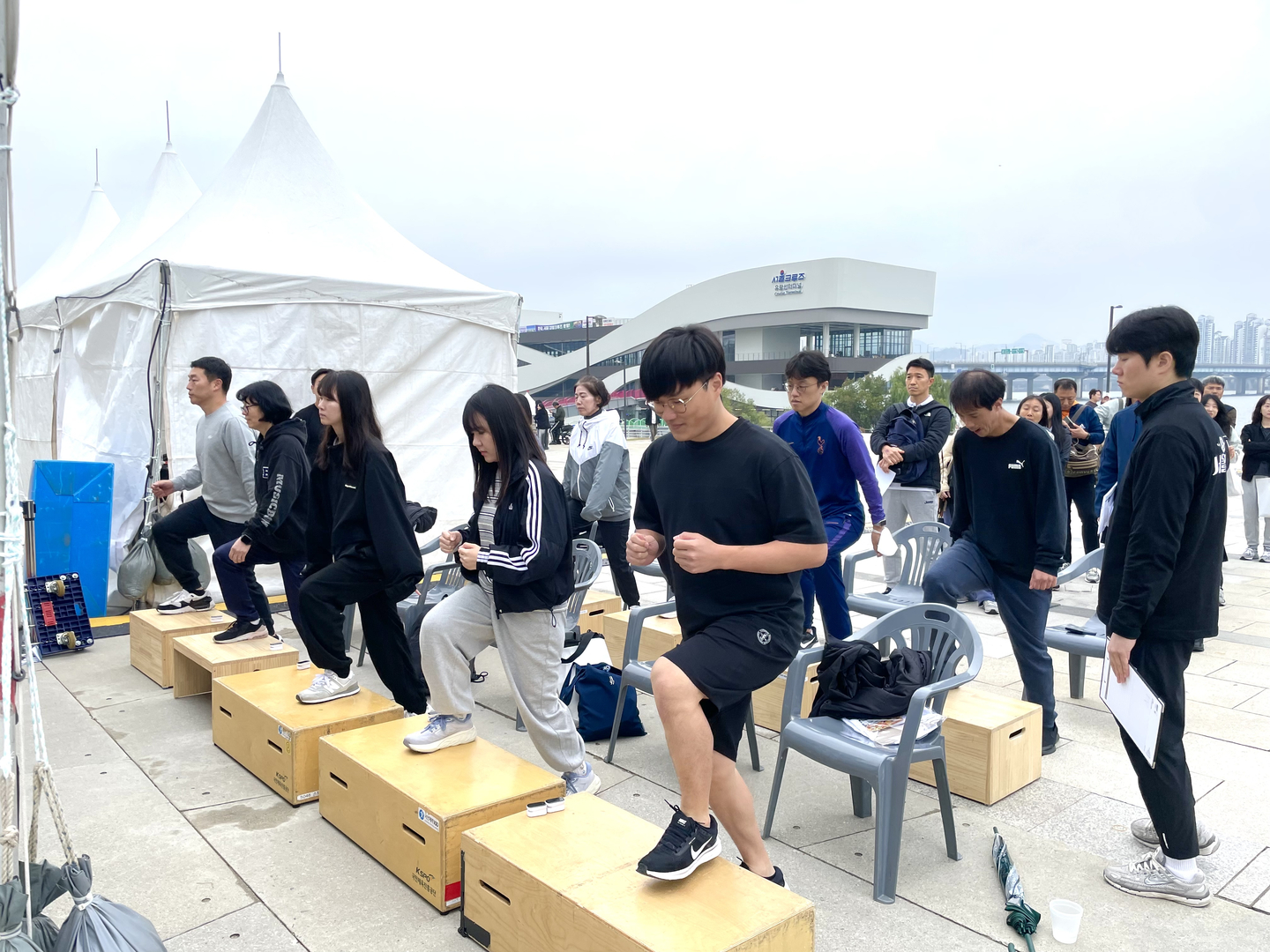 People take endurance tests during the ″9988 Seoul Fitness Field″ event at Yeouido Hangang Park in western Seoul on Oct. 26. [SEOUL METROPOLITAN GOVERNMENT]