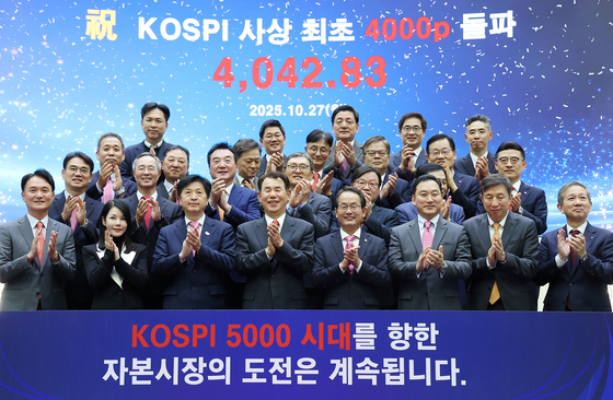 Korea Exchange Chairman Jung Eun-bo, fourth from the left in the front row, and heads of securities firms pose for a photo at the Korea Exchange in Yeongdeungpo District, Seoul on Oct. 27, celebrating the Kospi index surpassing the 4,000 mark. [YONHAP]