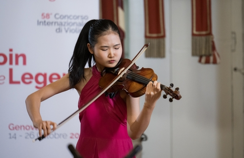 Violinist Kim Hyun-seo competes in the first round of the 58th Premio Paganini Competition held in Genoa, Italy, from Oct. 14 to 26, in this undated photo provided by Kumho Cultural Foundation. [YONHAP] 