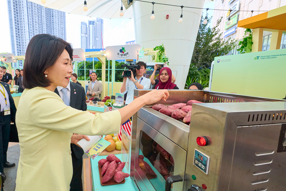 First lady Kim Hea Kyung visits a Korean food pop-up store in Kuala Lumpur, Malaysia, on Oct. 27. [JOINT PRESS CORPS]