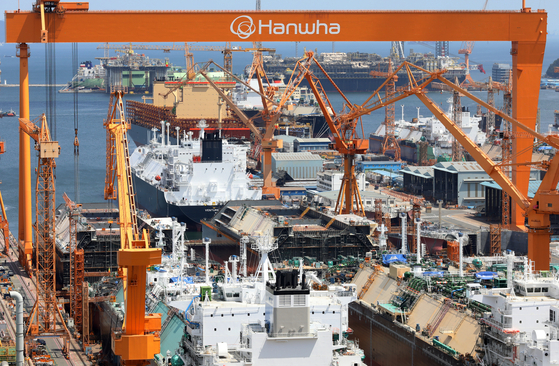 A large crane and a ship under construction are visible at Hanwha Ocean's shipyard in Geoje, South Gyeongsang, on Aug. 26. [NEWS1] 