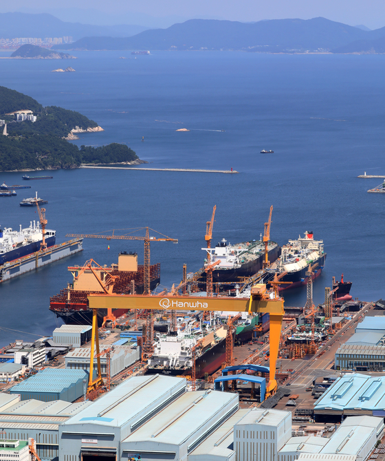 A large crane and a ship under construction are visible at Hanwha Ocean's shipyard in Geoje, South Gyeongsang, on Aug. 26. [NEWS1] 
