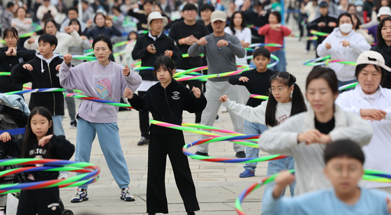 People take part in a group hula hoop event during the ″9988 Seoul Fitness Field″ at Yeouido Hangang Park in Seoul on Oct. 26. [YONHAP]