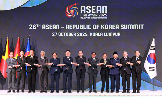 Korean President Lee Jae Myung, sixth from left, poses for a photo with leaders of the Association of Southeast Asian Nations (Asean) during the Korea-Asean summit in Kuala Lumpur, Malaysia, on Oct. 27. [JOINT PRESS CORPS]