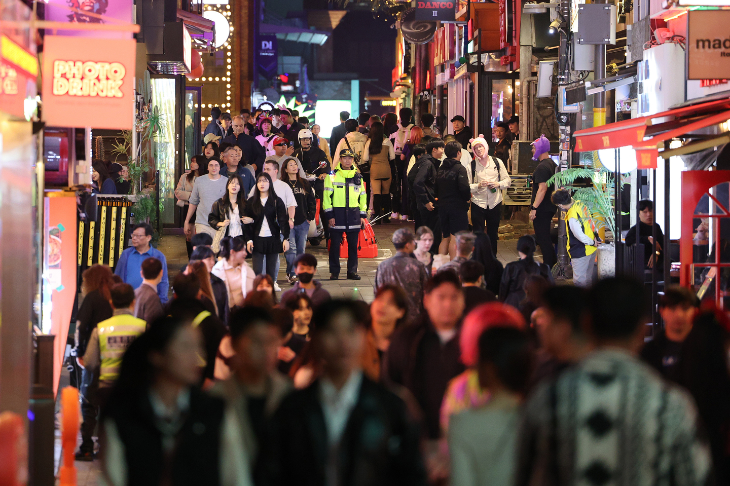 A police officer stands by in the Itaewon neighborhood in central Seoul on Oct. 31, 2024. [NEWS1]
