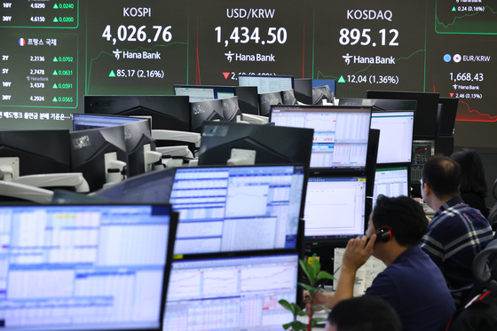 People work inside the dealing room of Hana Bank in central Seoul on Oct. 27. [YONHAP]