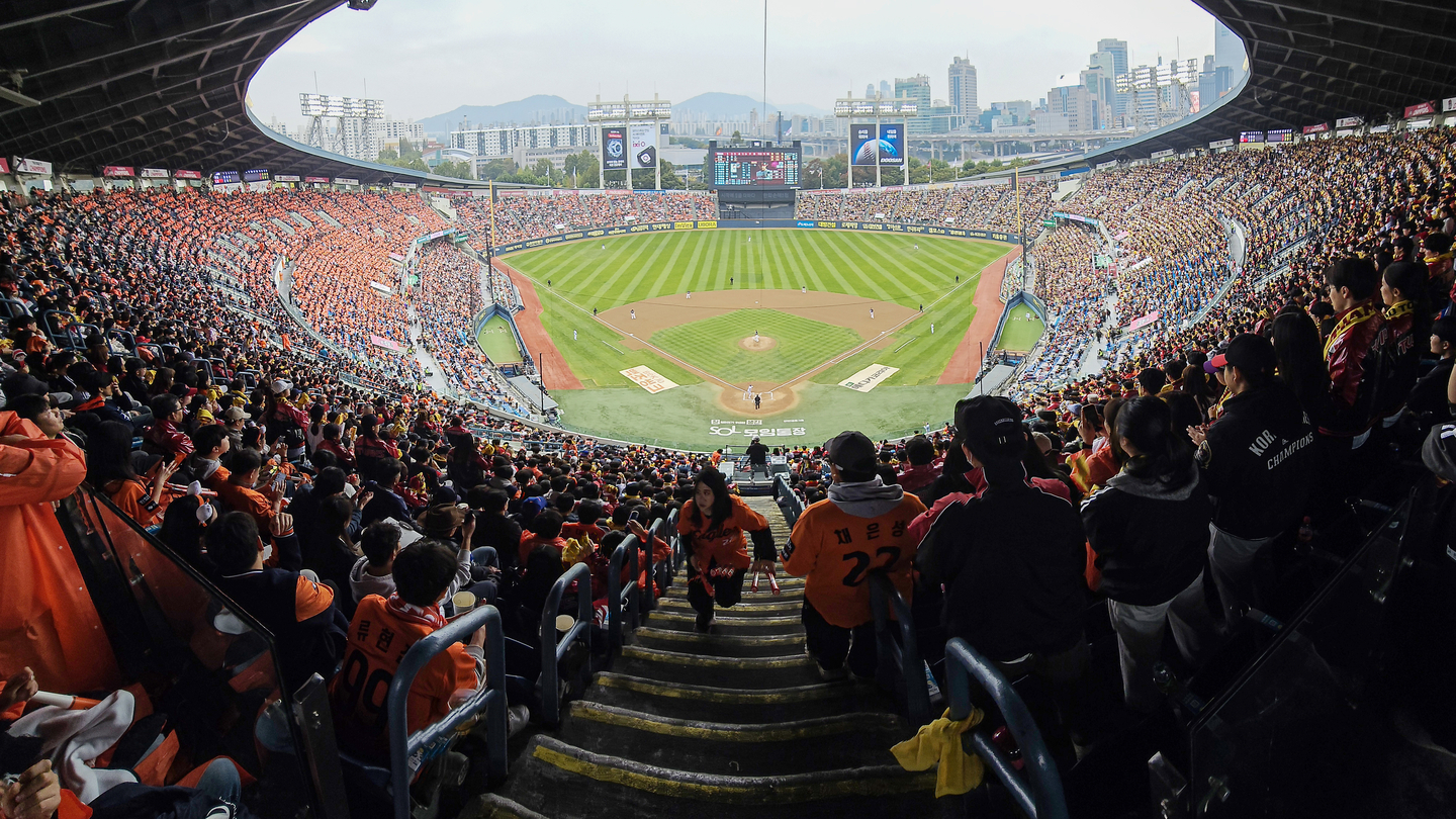 Fans watch Game 1 of the Korean Series between the LG Twins and Hanwha Eagles at Jamsil Baseball Stadium in southern Seoul on Oct. 26. [YONHAP]