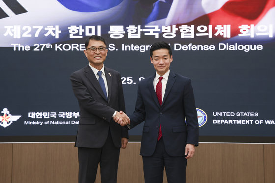 Yoon Bong-hee, acting director general for defense policy at Korea’s Ministry of National Defense, left, and John Noh, U.S. deputy assistant secretary of war for East Asia, attend the 27th Korea-U.S. Integrated Defense Dialogue as chief delegates in Seoul on Sept. 24. [MINISTRY OF NATIONAL DEFENSE]