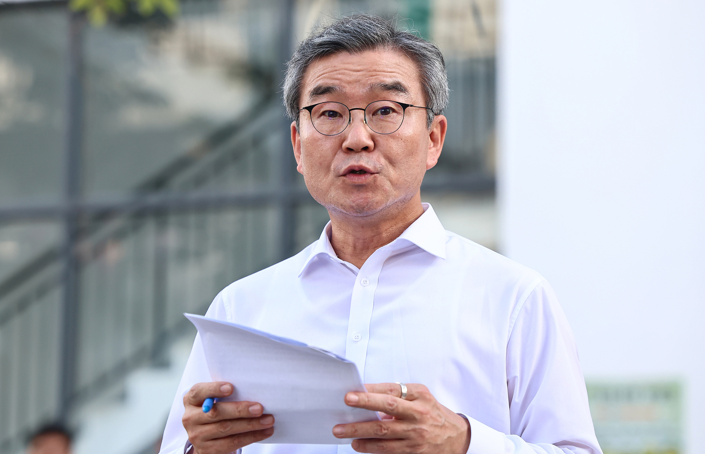 Park Seong-ju, commissioner of the National Office of Investigation, briefs reporters after inspecting the Taiza compound in Cambodia, known as a hub for online scam operations, on Oct. 16. [NEWS1]