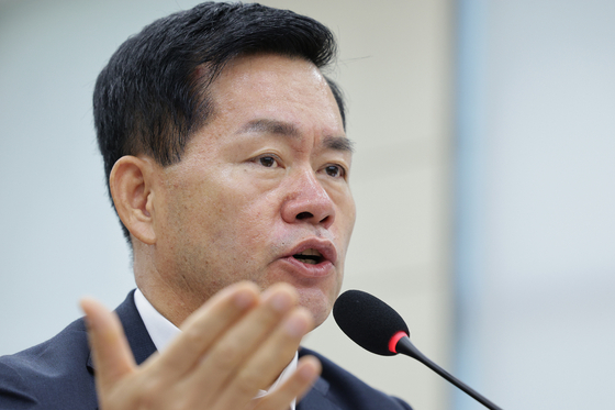 Seok Jong-gun, head of the Defense Acquisition Program Administration (DAPA), answers questions from lawmakers during a parliamentary audit held at the National Assembly in western Seoul on Oct. 17. [NEWS1]