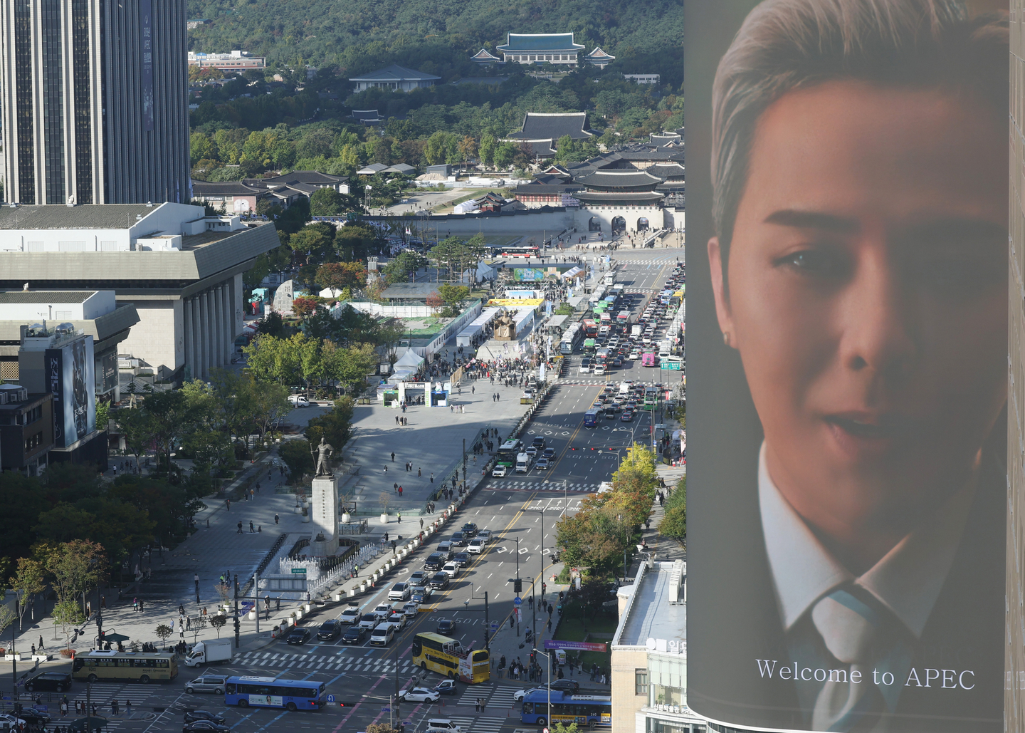  A promotional video for the 2025 APEC summit plays on a digital billboard at Gwanghwamun Intersection in central Seoul on Oct. 27, as APEC Week officially kicks off in Gyeongju. [YONHAP]