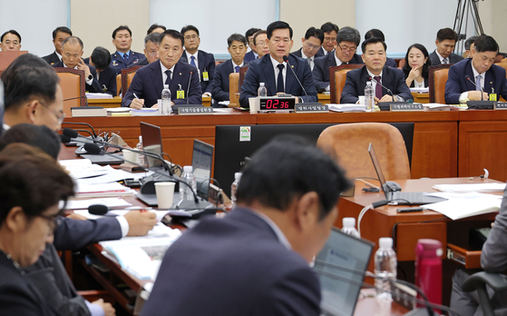 Seok Jong-gun, head of the Defense Acquisition Program Administration (DAPA), answers questions from lawmakers during a parliamentary audit held at the National Assembly in western Seoul on Oct. 17. [YONHAP]