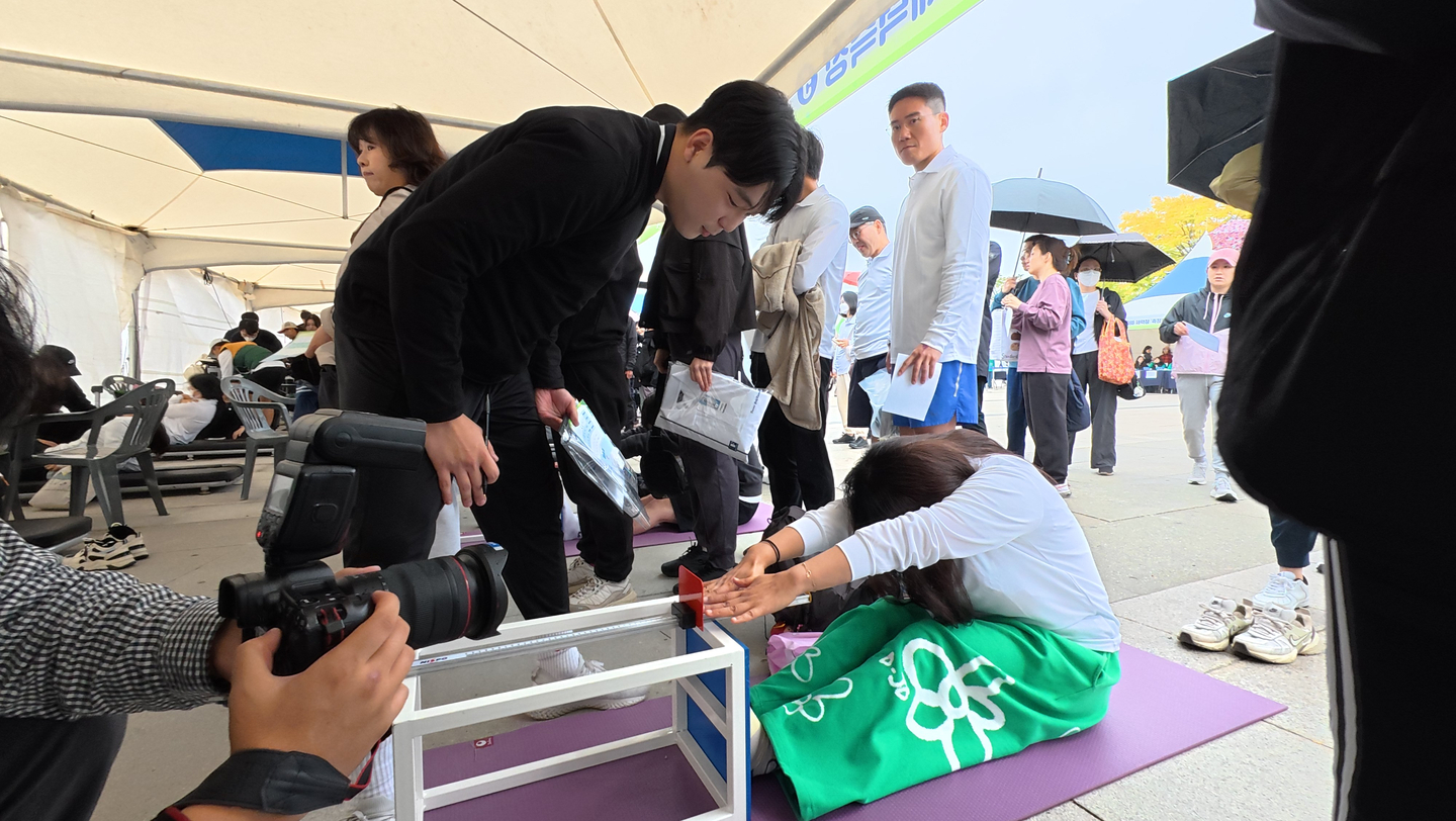 Participants take fitness tests during the ″9988 Seoul Fitness Field″ event on Oct. 26. [SEOUL METROPOLITAN GOVERNMENT]
