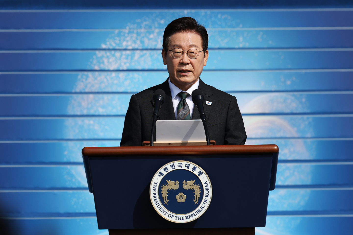 Korean President Lee Jae Myung delivers his speech during a celebration to mark 77th Armed Forces Day in Gyeryong, South Chungcheong, on Oct. 1. [AP/YONHAP]