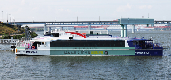 A Hangang bus is seen docked at a station in Magok, Gangseo District, western Seoul on Oct. 19. [NEWS1] 