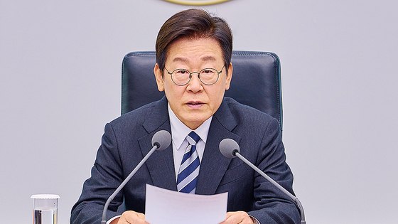 President Lee Jae Myung speaks during a senior presidential secretary meeting at the presidential office in central Seoul on Oct. 23. [NEWS1]