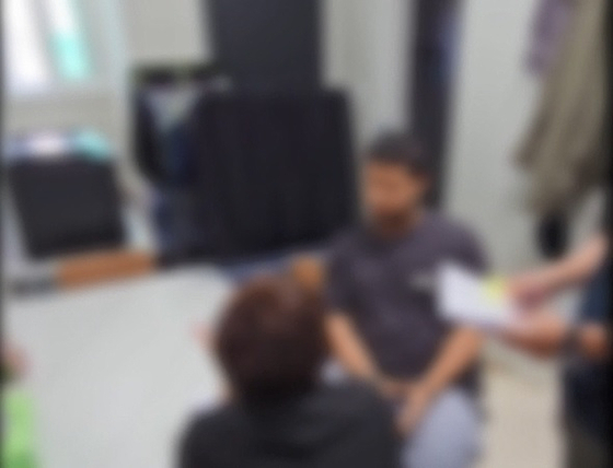 Officials from the Gyeonggi Nambu Provincial Police Agency apprehend an Uzbek national who allegedly sent money raised through donations to an Islamist extremist armed terrorist group in Syria. [GYEONGGI NAMBU PROVINCIAL POLICE AGENCY]