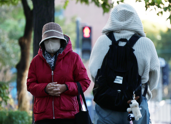 People walk in thick coats in Jongno District, central Seoul on Oct. 27. [NEWS1]