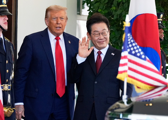 U.S. President Donald Trump, left, greets President Lee Jae Myung upon his arrival at the White House on Aug. 25 in Washington. [AP/YONHAP]